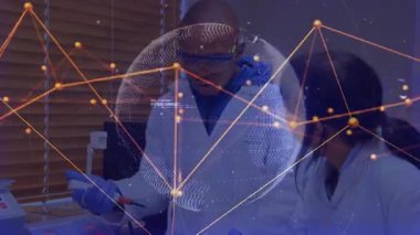 Ağ küresi zayıflayan laboratuvar bilim adamları test için örnek alıyor ve analiz cihazına pipet yerleştiriyor. Biyoteknoloji, işbirliği, yenilik, kesinlik, ekipman, araştırma, teknoloji