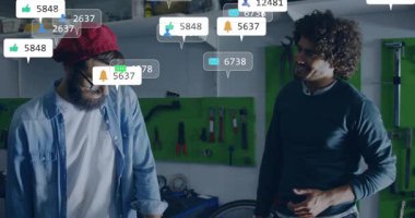 Garajda sohbet eden iki iş arkadaşı beşliği kutlarken uyarı simgeleri oluşturuyor. Mekanikler, işbirliği, dijital etkileşim, çalışma alanı, sanayi, bağlantı, başarı