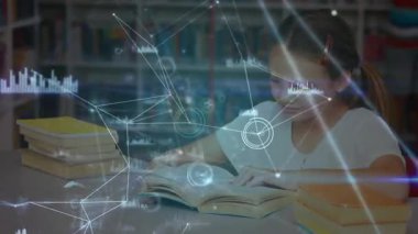 Öğrenci kitap açıyor ve metni tarıyor, eğitim analizi için animasyon veri örtülerini etkinleştiriyor. Eğitim, okur yazarlık, öğrenme, veri görselleştirme, teknoloji, bilgi, öğrenim