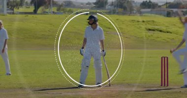 Kriket atıcısı dağıtım, grafik izleme yayı, tek bir atış için koşan vurucular. Spor, takım çalışması, atletizm, açık hava, rekabet, kadın, yaz