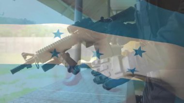 Sivil nişancı AR-15 'e yedek kulübesinde ulaşıyor şarjörü yerleştiriyor ve nişan alıyor. Silah, taktik, hassasiyet, açık hava, eğitim, spor, güvenlik