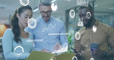 Sarı klasörü çeviren kadın iş ölçümlerini analiz eden ekibin etrafında veri grafiklerinin yükselmesine neden oluyor. İşbirliği, analitik, bilgi, iş, takım çalışması, veri görselleştirme, ofis