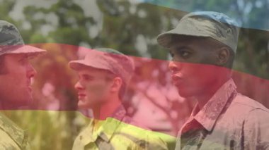 Gana bayrağını solduran askeri askerler Amerikan bayrağına dönüşüyor, asker sağ tarafta selamlama subayı. Vatanseverlik, yoldaşlık, disiplin, birlik, cesaret, açık hava, resmi