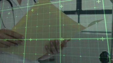 Steteskop kullanarak dosya sayfalarını yeşil şebekenin altına çeviren tıbbi uzman analiz için ortaya çıkıyor. Sağlık, teknoloji, tanı, artırılmış gerçeklik, profesyonellik, tıbbi araştırma