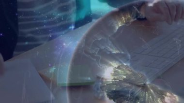 İşletme kullanıcısı klavye ile yeşil yapışkan bloknotu tutuyor. Teknoloji, yenilik, çalışma alanı, dijital, üretkenlik, modern, iletişim