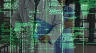 Yeşil kod değişimi, mavi klasör tutan doktor ve tıbbi bağlamda gülümseyen hemşire. Siber güvenlik, sağlık, dijital, takım çalışması, yenilik, teknoloji, profesyonellik