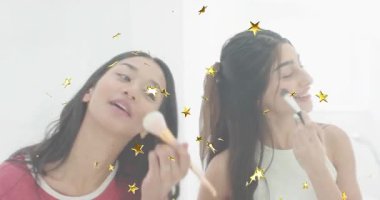 Arkadaşlar gülümsüyor fırça takıyor pudra sürüyor ruj parfümünü yüzen yıldızlarla paylaşıyor. Güzellik, arkadaşlık, cilt bakımı, makyaj, günlük, doğal, yaşam tarzı