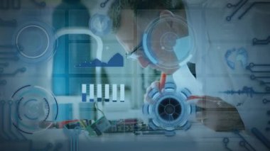 Elektronik mühendisi yerleştirme tahtası ve sonda kullanarak sondaj sırasında güncelleme grafiklerini üst üste koyuyor. Teknoloji, yenilik, kesinlik, analiz, fütüristik, araştırma, bilim