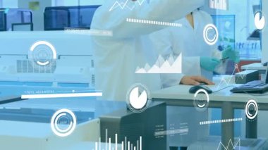 Laboratuvar teknisyeni fare taraması yapıyor, meslektaşı animasyon performans grafiklerini girip analiz ediyor. Bilim insanları, işbirliği, analitik, teknoloji, araştırma, profesyonel, yenilik