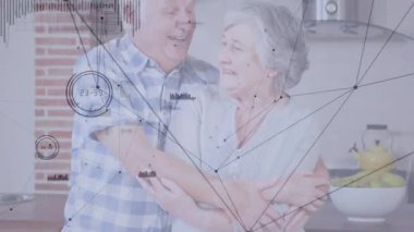 Mutfağı paylaşan yaşlı çift ekranda gezinen sıcak teknolojik veri görsellerini başlatıyor. Romantizm, şefkat, arkadaşlık, yakınlık, yaşam tarzı, kalpten, birliktelik.