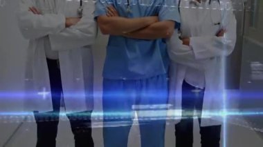 Kamera görüntülerine göre hastane koridorunda üç profesyonel, takım çalışması için ikili veri akışı var. Sağlık, işbirliği, teknoloji, yenilik, profesyonellik, dijital, klinikler