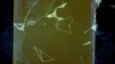 Altın panelde sürüklenen soyut şekiller kümelenmiş düğümlere ve avuç üzerinde dönen dünyaya neden olur. Gelecek, teknoloji, soyut, ağ, dijital, küresel, neon