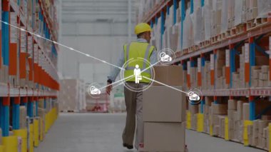 Depo işçisi yüklenmiş palet krikosunu itiyor ve raflarda iz sürmek için düğümler oluşturuyor. Lojistik, otomasyon, bağlantı, sanayi, teknoloji, tedarik zinciri, envanter