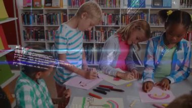 Çocuklar resim öğrenmek için gökkuşağı çiziyor, öğretmenler kameraları yönlendiriyor ve ikili kaplama başlatıyorlar. Eğitim, yaratıcılık, işbirliği, renkli, illüstrasyon, akademik, kalkınma