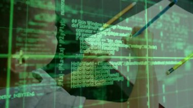 Çocuk, yeşil şebeke yoğunlaşırken kod kavramlarını çalışmak için kalemi defterin yakınına getiriyor. Çocuk, eğitim, teknoloji, kodlama, öğrenme, yaratıcılık, konsantrasyon