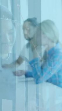 Telefon kulaklığı takan iş adamlarının üzerinde insan beyni ve veri işleme animasyonu. Küresel iş veri işleme ve teknoloji konsepti dijital olarak oluşturulmuş video.