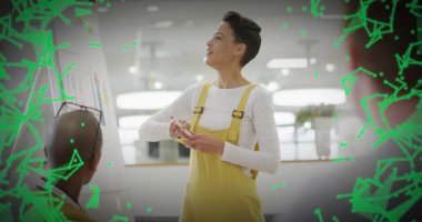 Bir kadın iş görüşmesi için telefon ve çizelgeleri yeşil geometri animasyonuyla kontrol ediyor. İşbirliği, veri analizi, sunum, profesyonel, kentsel, teknoloji, yenilik