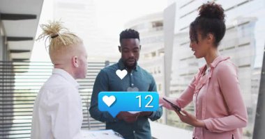 Pazarlama ekibi balkondaki verileri analiz ediyor. Yüzen kalpleri 95 'e yükselen sayaç gibi takip ediyorlar. İşbirliği, takım çalışması, kentsel, modern, finans, teknoloji, analiz