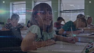 Çocuk kız sınıf ödevi sırasında not defterlerine üstüste bindirme yazarken yukarı doğru bakıyor. Çocuklar, eğitim, sınıf, yaratıcılık, öğrenme, takım çalışması, öğrenim hayatı