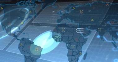 Parlayan Atlantik haritası yükselen simgeler oluşturur kaybolan yay şeklindeki aksan takip verilerini yerleştirir. Coğrafi, veri görselleştirme, fütüristik, teknoloji, bağlantı, analiz, kontrol odası