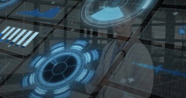 Kollarını kavuşturan ve laboratuardaki tıbbi verileri inceleyen kadın doktor. Paneller, stetoskop, fotokopi alanı. Tıbbi teknoloji, sağlık analizleri, dijital sağlık, klinik yenilik, veri görselleştirmesi