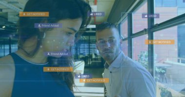 Kadın ve erkek profesyoneller modern ofisteki yüzen dijital bilgilendirmelere bakıyorlar. Teknoloji, işbirliği, yenilik, çalışma alanı, iletişim, dijital, profesyonel