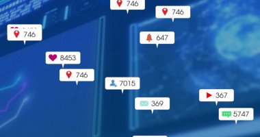 Dijital arayüzde hareket eden, pin kalpli çan çalma ve sohbet sayılarını gösteren yüzen uyarılar. Teknoloji, dijital, arayüz, iletişim, bağlantı, veri, ağ