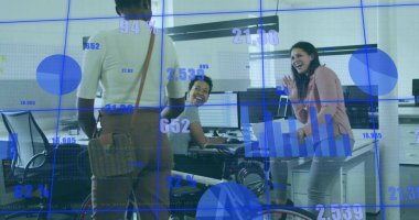 Üç kadın, açık planlı ofis masasında, tekerlekli sandalye ve örtülü çizelgelerle iş birliği yapıyor. İşbirliği, takım çalışması, analitik, kurumsal, modern, çeşitlilik, üretkenlik