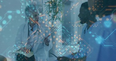 Doktorlar hastane koridorundaki hasta verilerini tablet, pano ve devre kaplamalarıyla tartışıyor. Tıbbi, sağlık, işbirliği, teknoloji, teşhis, profesyonellik, yenilik