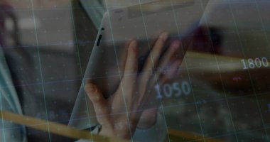 Ofiste kol saati kaydırma tableti ile kadının ellerini incelemek, sayısal veri ızgarası görüntülemek. Teknoloji, analitik, finans, dijital, çalışma alanı, profesyonel, veri görselleştirme