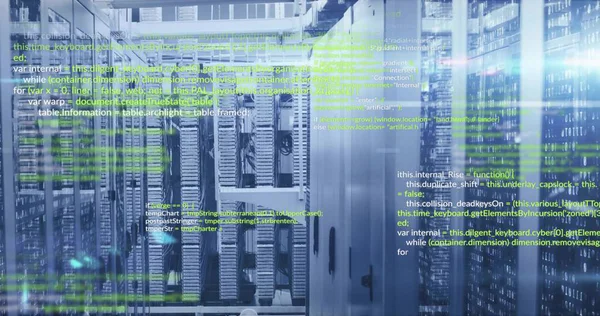 Veri merkezinde parlayan, yüzen kod kaplamalı, rafa monte edilmiş sunucular gösteriliyor. Teknoloji, veri merkezi, sunucu çiftliği, siber güvenlik, dijital altyapı, ağ,