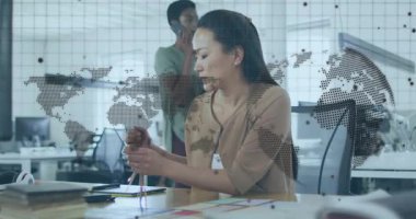 Dünya haritası prototipini test etmek için PCB 'ye kablo yerleştiren mühendis kılavuz çalışması yapıyor. Teknoloji, yenilik, işbirliği, mühendislik, elektronik, çalışma alanı, şematik