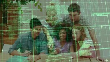 Beş meslektaşım yeşil kaplama ile dizüstü hata ayıklama ayıklama üzerine eğilmiş kutlama işareti belirterek. İşbirliği, takım çalışması, yenilik, teknoloji, beyin fırtınası, başlangıç, modern