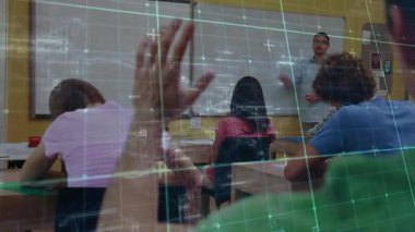 Eğitmen sınıfa gidiyor, öğrencilere el kaldırıyor ve egzersiz kağıtlarını veriyor. Eğitim, eğitim, öğretim, seminer, öğrenme, mesleki gelişim, sınıf