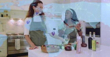 Mutfak adasında salata hazırlayan, şarap yudumlayan iki kadın aşçılık dünyasının haritasını oluşturuyor. Aşçılık, işbirliği, gastronomik, çağdaş, konukseverlik, eğlence, dijital