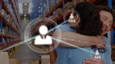 Gönüllü işçiler depoda toplanıyor, sonra kaybolan kullanıcı simgesini kucaklıyor, bağlantıyı görselleştiriyor. Gönüllü olmak, takım çalışması, bağlantı, dijital ağ, topluluk, destek, işbirliği