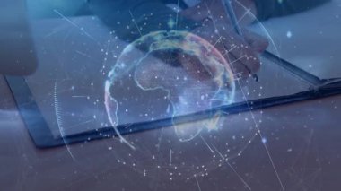 Kalem defterin üzerinde süzülürken kadın teknik notlar yazarken üç boyutlu dünyanın tabletin üzerinde yükselmesine neden oluyor. Teknoloji, yenilik, dijital, holografi, analitik, çalışma alanı, eğitim