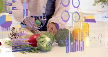 Kadın yeniden kullanılabilir poşetler yerleştiriyor ve yemek pişirmek için ürünleri sınıflandırırken tablolar yüzüyor. Sürdürülebilirlik, çevre dostu, organizasyon, beslenme, sağlıklı beslenme, ev yemeği, modern tasarım