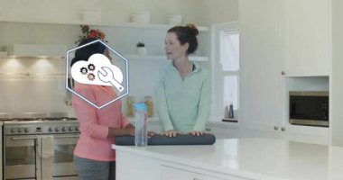 Açık bulut simgeleri oluşturmaya başlayan iki kadın giderek genişleyen paylaşım suyunu tartışıyor. İşbirliği, sağlık, dijital arayüz, bağlantı, fitness, modern, arkadaşlık