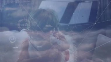 Üst düzey bir kadın torununa dijital grafik olarak rehberlik ediyor. Teknolojik bağlantıyı gösterirken zayıflıyor. Nesiller arası, yetiştirme, aile içi, modern, bağlantı, sıcaklık, rahat