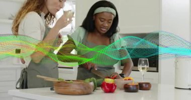 Aşçı öğrencileri salatalık dilimlemeye başladı sonra da biber doğradı ve tarifi için baharatlı salata yaptı. Mutfak, işbirliği, tarif, mutfak, gurme, yetenekli, taze