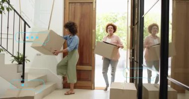 Kıvırcık saçlı kadın ön kapıyı itiyor. Kutuları takip ederek ev arkadaşını sahneye çıkarıyor. Ev, yer değiştirme, arkadaşlık, şehir, yaşam tarzı, canlılık, modern