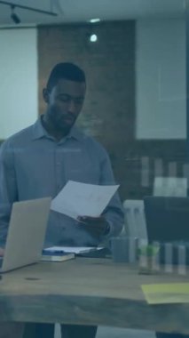 Ofisteki çeşitli iş adamları üzerinde finansal veri işleme animasyonu. Küresel finans, iş, bağlantılar, hesaplama ve veri işleme kavramı dijital olarak oluşturulmuş video.