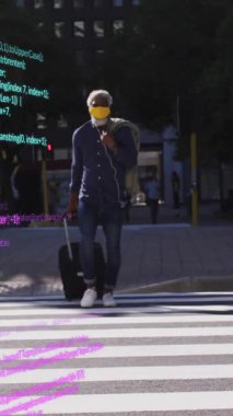 Bilgisayar dilinin animasyonu, tramvay çantalı maske takan Afro-Amerikan adam caddeyi geçiyor. Dijital bileşik, çoklu pozlama, covid, güvenlik, programlama dili, kodlama ve teknoloji.