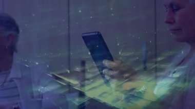 Üst düzey kadın, mutfakta veri analizi için veri şebekelerini gösteren tablet ve kaydırma içeriğini kaldırıyor. Teknoloji, son sınıf, iletişim, dijital, yaşam tarzı, minimalizm, modern