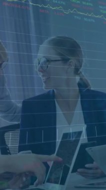 Çeşitli iş adamlarının iş görüşmeleri üzerine veri işleme ve diyagramların animasyonu. Küresel iş, takım çalışması ve dijital arayüz kavramı dijital olarak oluşturulmuş video.