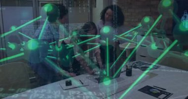 Adam adım çizelgesi, dizüstü bilgisayarda yazı yazan ekip iş verilerini üst üste koyuyor. İşbirliği, yenilik, teknoloji, dijital, takım çalışması, modern, kurumsal