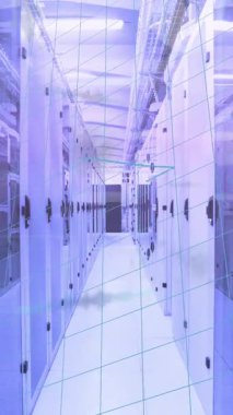 Bilgisayar sunucu odasına karşı matematik denklemleri ve veri işleme animasyonları. Bilgisayar arayüzü ve iş veri depolama teknolojisi kavramı