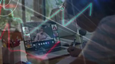 Kalem düzenleyen ve iş konferansına katılan bir kadın, veri ölçümlerini grafiklerle not ediyor. İşbirliği, dijital, üretkenlik, çalışma alanı, iletişim, analiz, yenilik