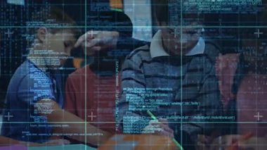 Öğretmenler, eğitimdeki jestler üzerine kod içeren işaretler kullanarak sınıf yazma ve çizme dersi veriyor. Sınıf, eğitim, yaratıcılık, öğrenme, takım çalışması, çocuklar, çocuklar